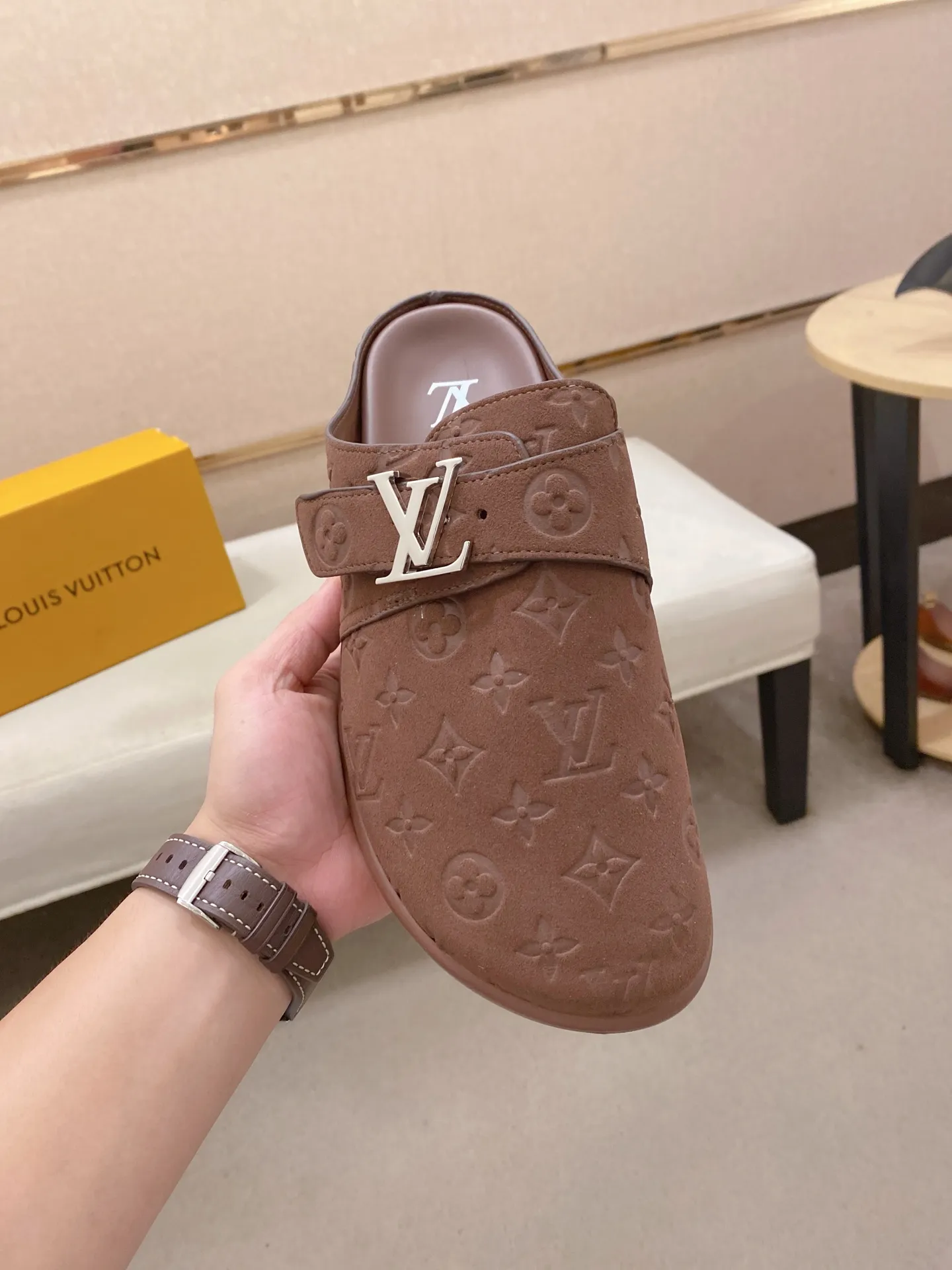 Men's shoes 💰: 360💰LV made 🔍Top purchasing agents, men's spring and summer slippers are available at the same counter. The uppers are made of Italian imported denim with logo graphics and high-quality craftsmanship. The soles are original soles specially provided by the original factory. The exclusive movable molded soles are super comfortable. Original factory follow-up products. 🔍🔍High quality. You can enter and exit the counter at will. Welcome to compare. The code number is 38-44.